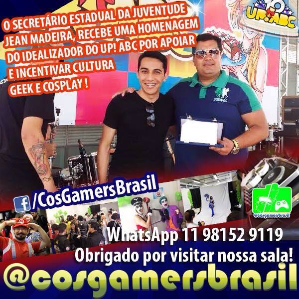 Secretário sendo homenageado